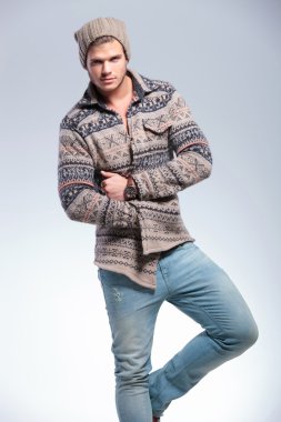 elle ceketli Casual adam bakıyor