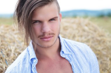 casual adam haystack ile açık closeup