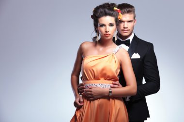 kadının arkasındaki adam ile moda Çift