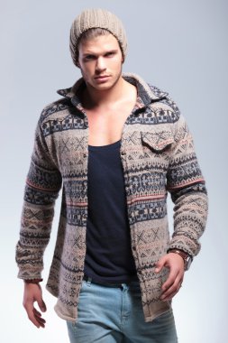 Casual adam sana doğru yürüyor