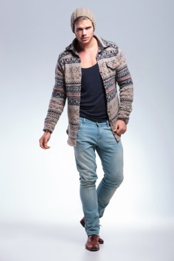 casual adam gri üzerine poz