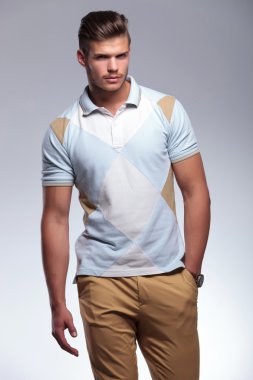 Casual adam elini cebine