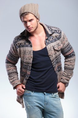 Casual adam onun t-shirt çeker.