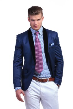 bir eli cebinde olan genç iş adamı