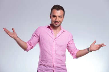 Casual adam gülümseyerek karşılıyor