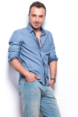 Casual adam ellerini cebinde