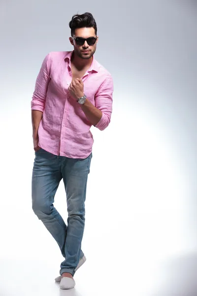 Tineri om de moda pozeaza cu mana pe camasa — Fotografie, imagine de stoc