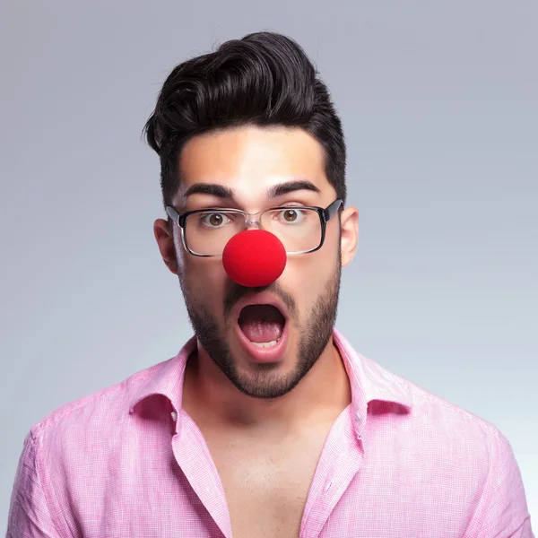 Mode jonge man met rode neus is geschokt — Stockfoto