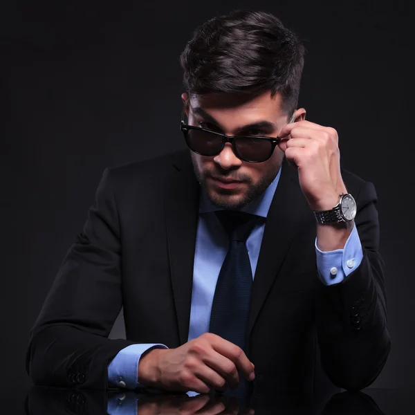 Young business man looks over his sunglasses — Stock Photo, Image