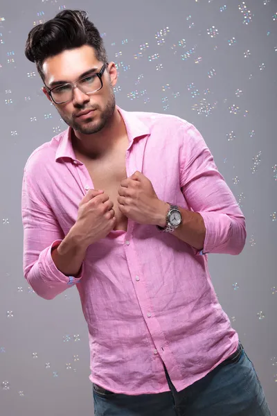 Jeune homme de mode parmi les bulles détient des colliers — Photo