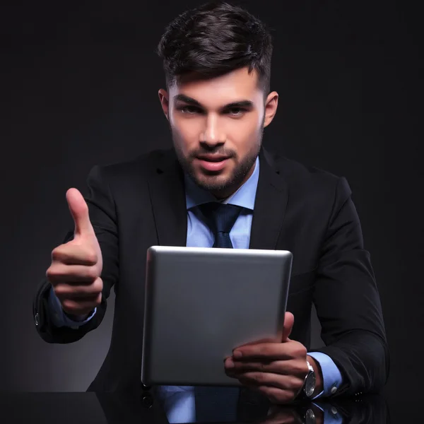 Jonge zakenman met tablet toont ok — Stockfoto