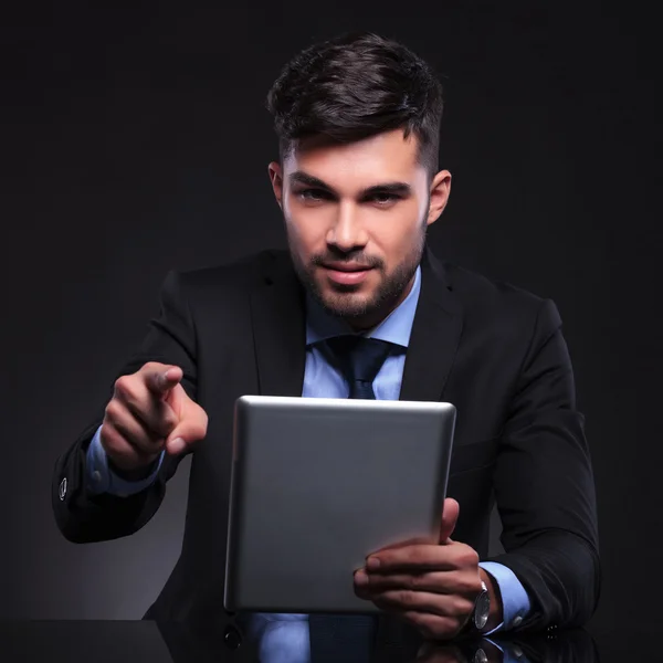Jovem homem de negócios com pontos tablet na câmera — Fotografia de Stock