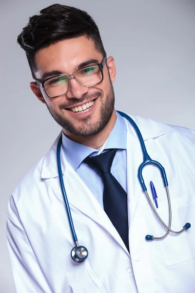 Jovem médico sorri para a câmera — Fotografia de Stock