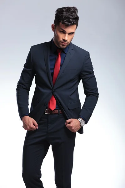 Homme d'affaires ajuster sa veste — Photo