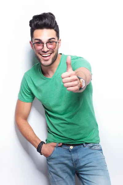 Casual man shows the thumbs up sign — Stock Photo, Image