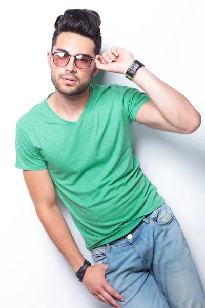 Hombre casual ajustando sus gafas — Foto de Stock