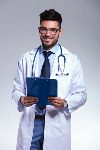Unga läkare med Urklipp i händer — Stockfoto