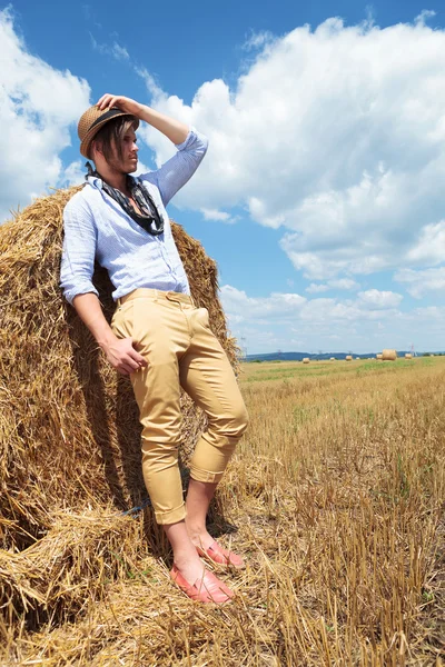 Hombre de moda en el campo de heno — Foto de Stock