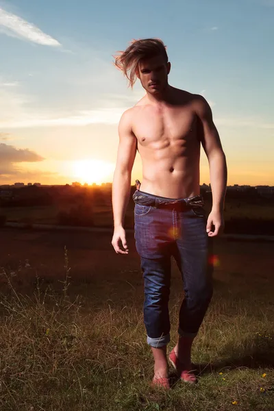 Homme topless debout au coucher du soleil — Photo