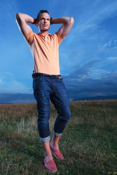 Homme occasionnel avec les deux mains derrière la tête regarde loin — Photo