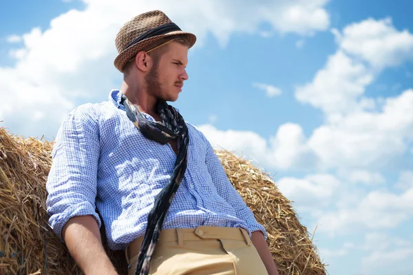 Hombre casual al aire libre mira hacia otro lado fruncido — Foto de Stock