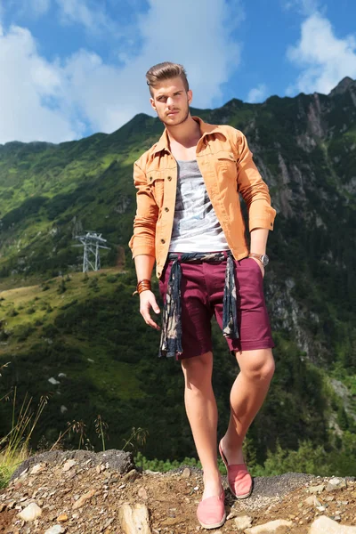 Uomo casual in montagna con mano in tasca — Foto Stock