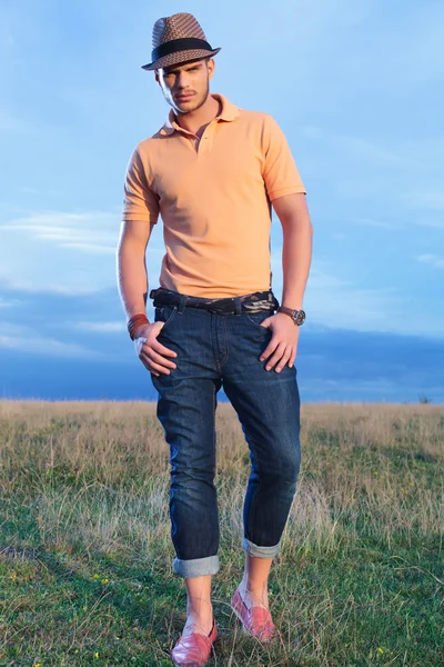 Casual man with thumbs in pockets, outdoor — Stock Photo, Image