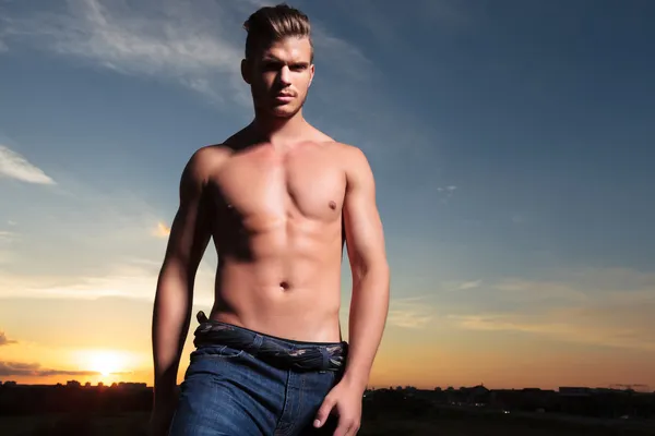 Uomo in topless al tramonto ti guarda — Foto Stock