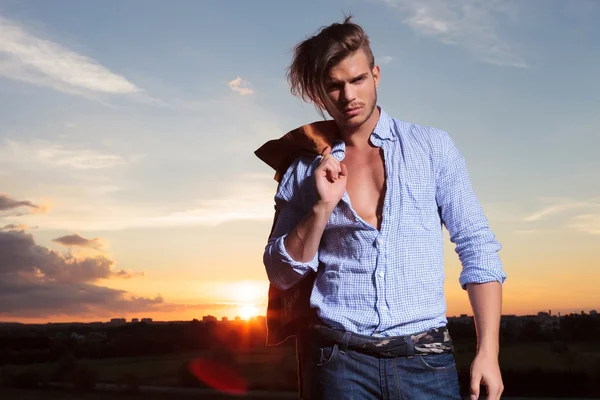 Hombre casual te mira con atardecer detrás —  Fotos de Stock