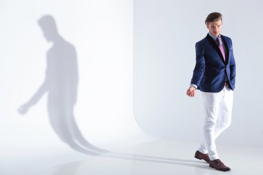 bir el ile bir jest yaparak genç iş adamı