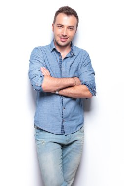 Casual adam çapraz kolları olan
