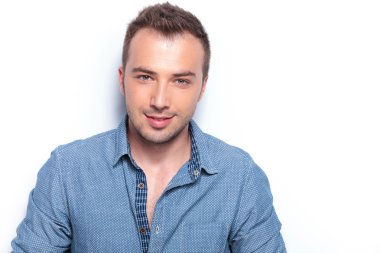 Casual adam gülümsemek gülümseyen