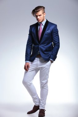 genç iş adamı cebinde bir el ile poz veriyor