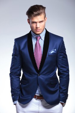 kamera ile bakan genç iş adamı eller cebe