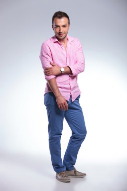 Casual adam dirseğini tutan