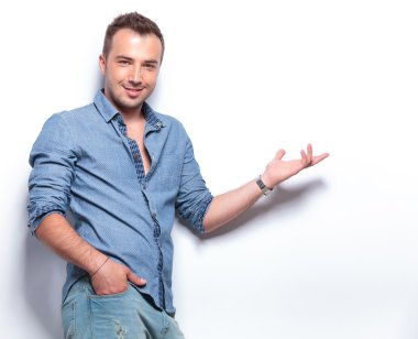 casual adam elini cebine ile sunulması