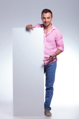 casual adam boş bir paneli sunulması