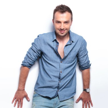Stüdyo duvar eller ile Casual adam