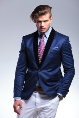 genç iş adamı cebine el ile