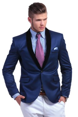 iki elle ceplerinde genç iş adamı