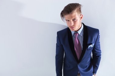 genç iş adamı kameraya benziyor