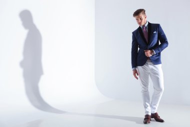 ceket el ile poz genç iş adamı