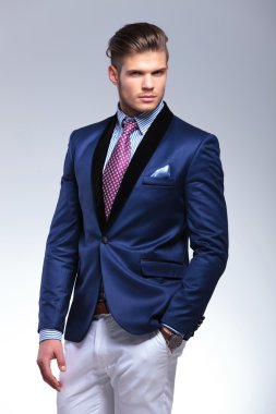 genç iş adamı bir eli cebinde olabilir.