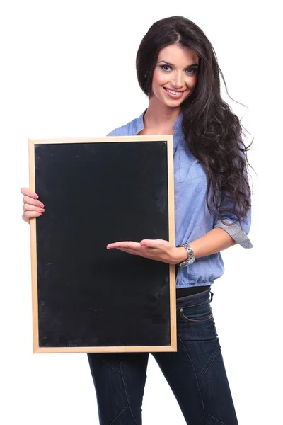 Casual woman presents something on her blackboard — Stock Photo, Image