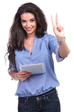 Casual kadın tablet ile zafer gösterir