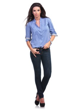 Casual kadın onun kot döngü içinde bir başparmak ile