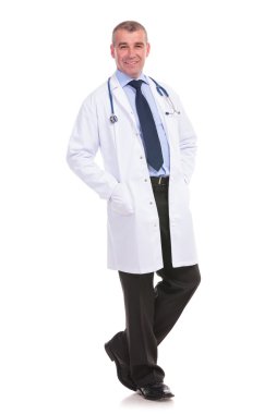 beyaz zemin üzerinde rahat olgun doktor