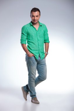 Casual adam elleri ceplerinde duran