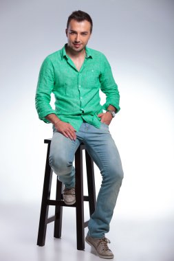 Casual adam yüksek sandalyede oturur