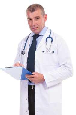 yaşlı doktor onun yastık bazı notlar almak